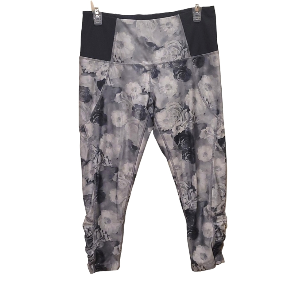 MONDETTA - Athletic Capris with Floral Print